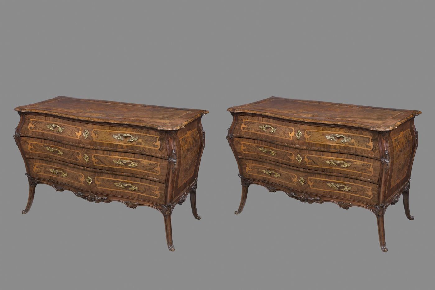 Extraordinaire paire de commodes galbées sur le devant et les côtés - Plaisance, milieu du XVIIIe siècle